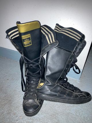 Botas altas planas Adidas de segunda mano por 12 EUR en Badajoz en WALLAPOP
