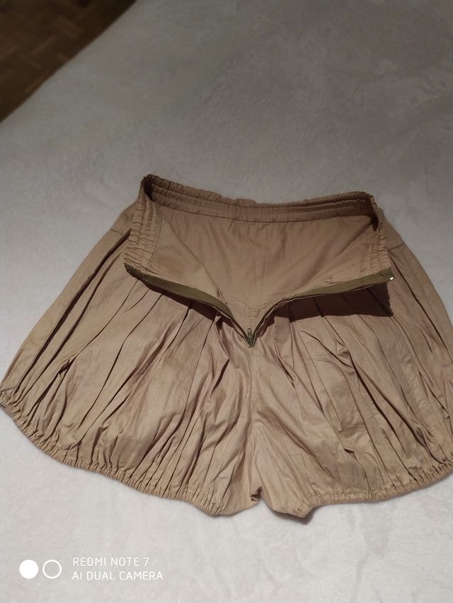 Short abullonado. Mujer. Fiesta. Talla 36-38.