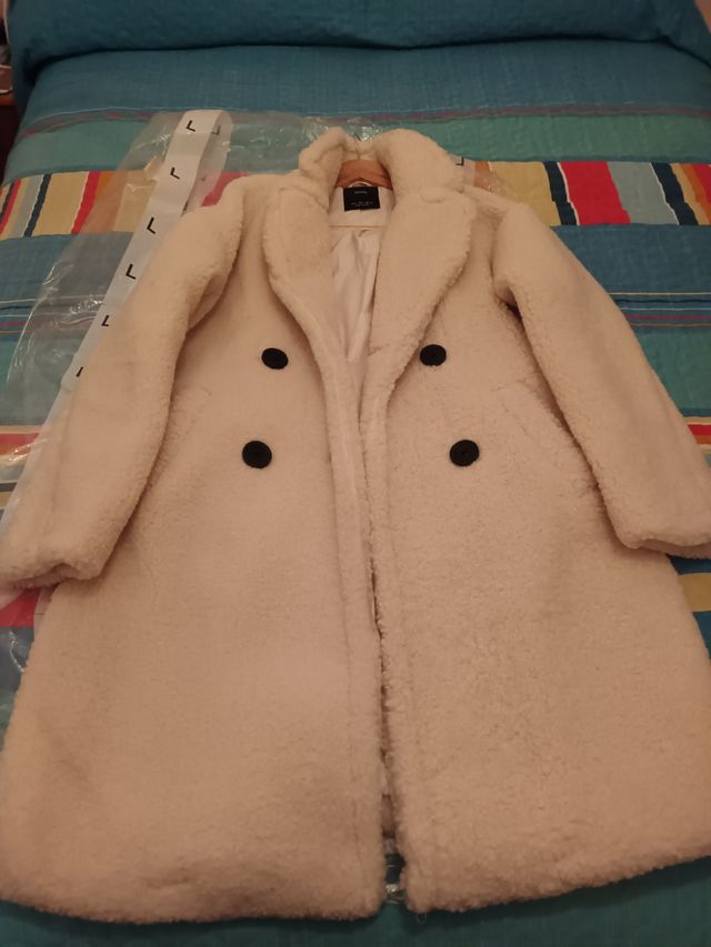 Abrigo de peluche color crudo Bershka
