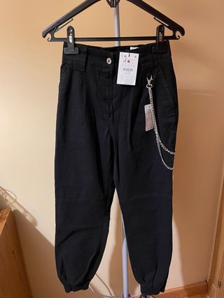 Pantalón negro cadena de segunda mano por 25 EUR en Albacete en WALLAPOP