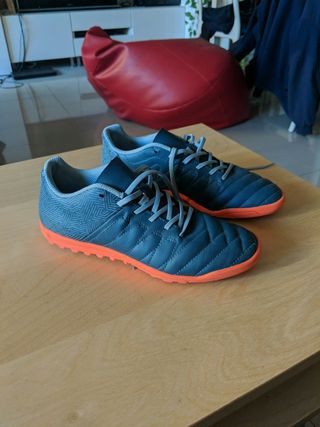 Botas de fútbol sala Decathlon Kipsta núm. 38 de segunda mano por 5 EUR en  Barcelona en WALLAPOP
