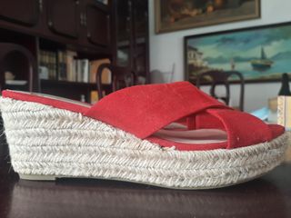Sandalias rojas con cuña marca Sfera de segunda mano por 5 EUR en Madrid en  WALLAPOP