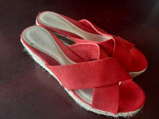 Sandalias rojas con cuña marca Sfera de segunda mano por 5 EUR en Madrid en  WALLAPOP
