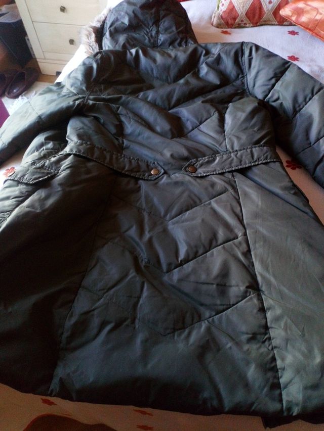 Anorak verde  con capucha, tres cuartos talla S