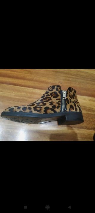 Botines animal print Zara de segunda mano por 20 EUR en Las Calizas en  WALLAPOP