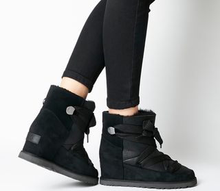 Botas UGG W Classic Femme Lace-Up piel cuña negras de segunda mano por 170  EUR en Paracuellos de Jarama en WALLAPOP