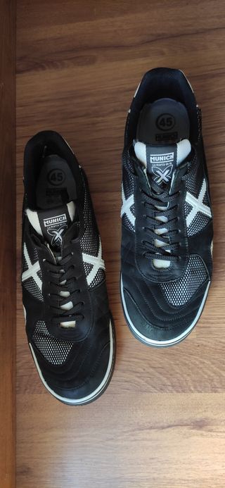 Zapatillas futbol sala - Munich negras de segunda mano por 22 EUR en  Zaragoza en WALLAPOP