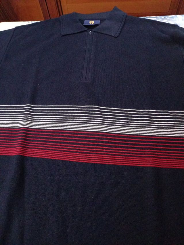 Pullover nuovo colore blu con collo a camicia.