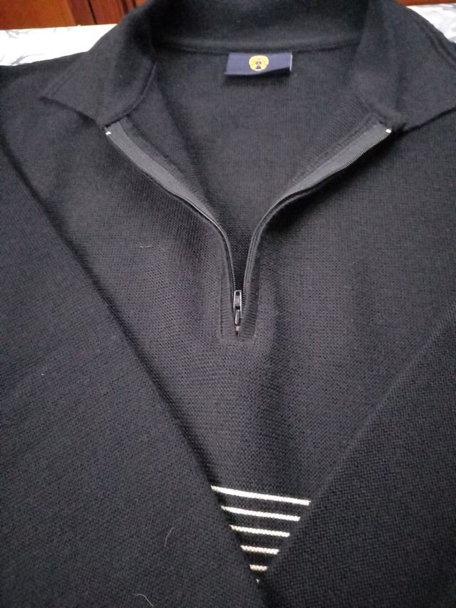 Pullover nuovo colore blu con collo a camicia.