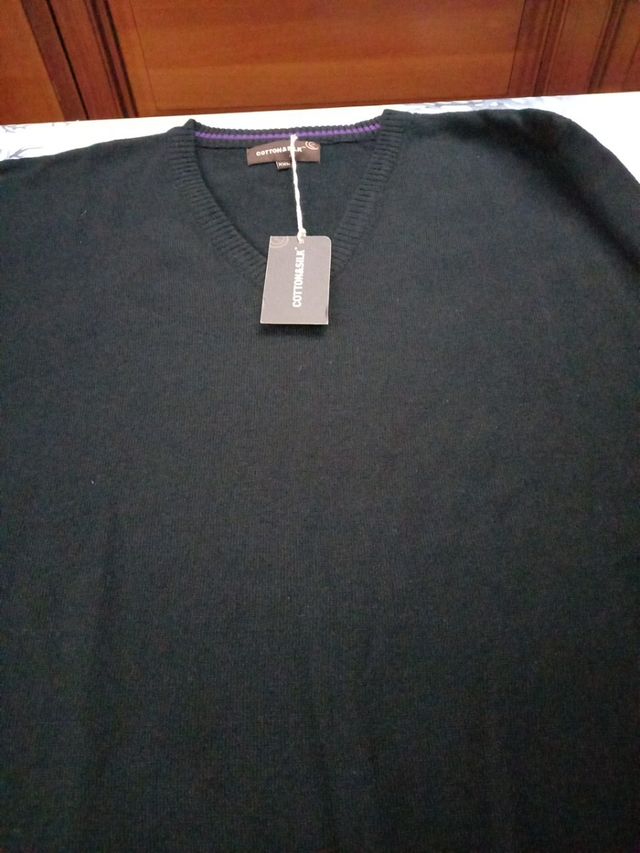 Pullover colore nero con collo a V nuovo