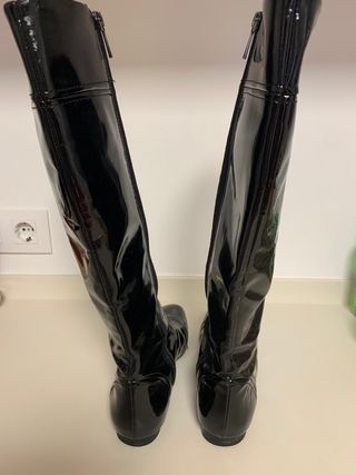 Botas de piel de charol Zara de segunda mano por 25 EUR en Pontevedra en  WALLAPOP