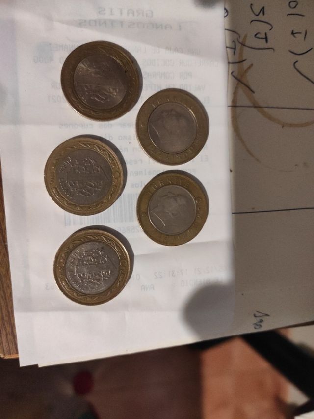 se venden o se cambia 5 monedas de 1 turk lirasi