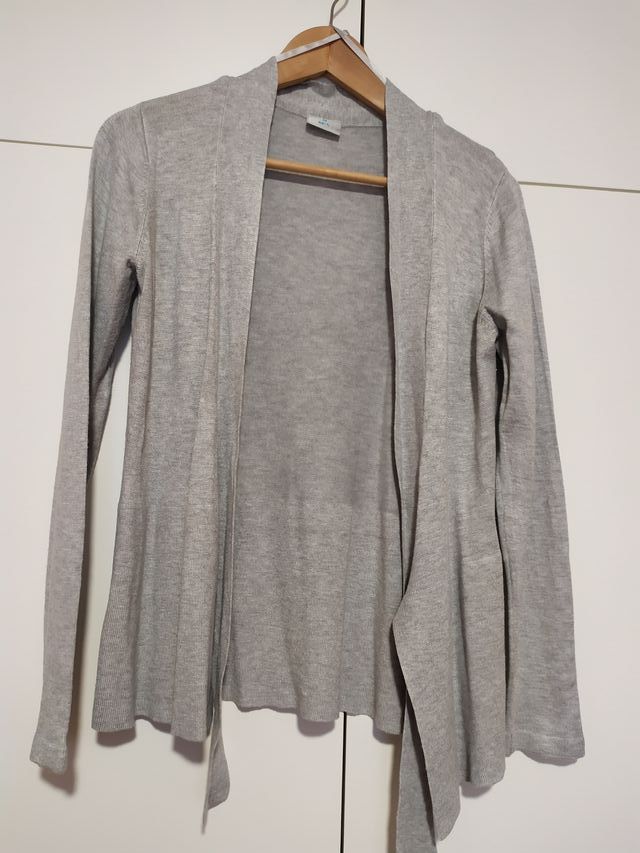 Chaqueta de punto gris con lazada. Mujer. M