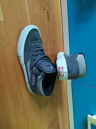 Zapatillas media bota Vans gris talla 38 de segunda mano por 18 EUR en El  Astillero en WALLAPOP
