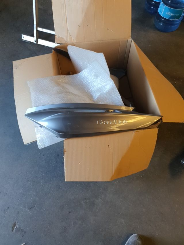 Kymco Grand Dink carcasa lateral Izq