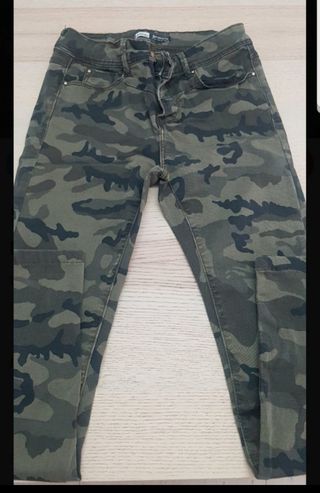 Pantalon camuflaje Stradivarius de segunda mano por 8 EUR en Pineda de Mar  en WALLAPOP
