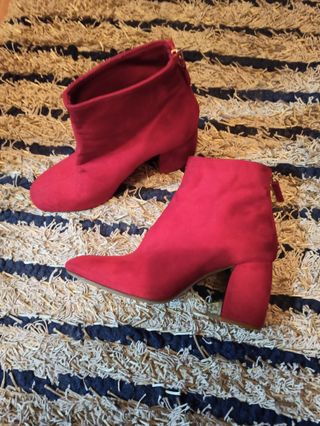 Botines rojos de Stradivarius de segunda mano por 15 EUR en Leganés en  WALLAPOP