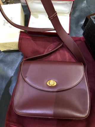 Bolso Cartier Vintage cuero burdeos de segunda mano por 650 EUR en Marbella  en WALLAPOP
