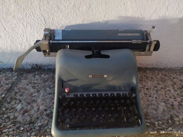 maquina de escribir antigua