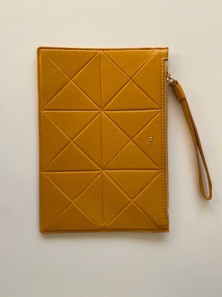 Bolso de mano pequeño amarillo Purificación García de segunda mano por 35  EUR en Valencia en WALLAPOP