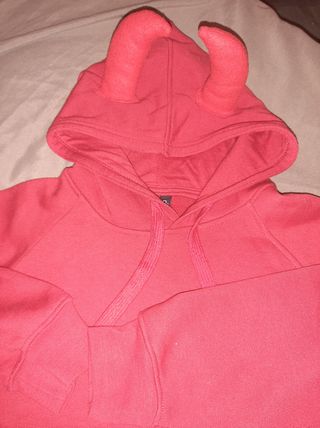 Sudadera roja con cuernos.Talla S de segunda mano por 10 EUR en Calafell en  WALLAPOP