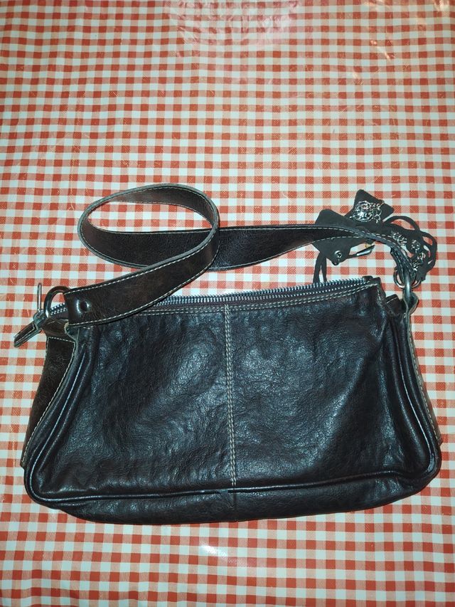Bolso marrón oscuro de piel.