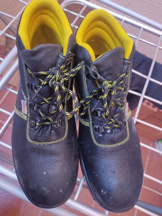 Botas de seguridad económicas de segunda mano en Ubrique en WALLAPOP