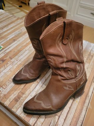 Las botas 'cowboy' de Stradivarius de Andrea Rueda confirman que ya puedes  llevarlas con tus vestidos de verano