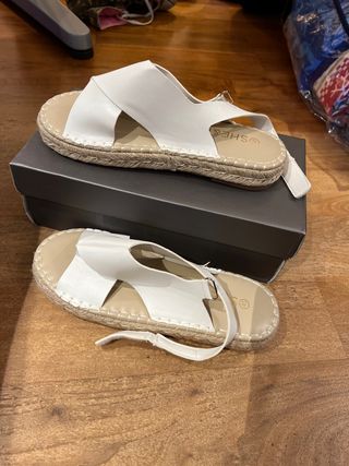 Sandalias blancas Shein de segunda mano por 15 EUR en Figaro en WALLAPOP