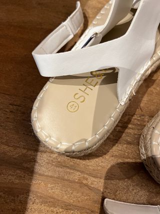 Sandalias blancas Shein de segunda mano por 15 EUR en Figaro en WALLAPOP