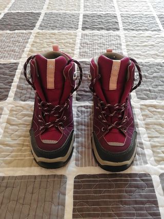 Botas Quechua niña impermeables N°32 de segunda mano por 15 EUR en Aguilar  de Campoo en WALLAPOP