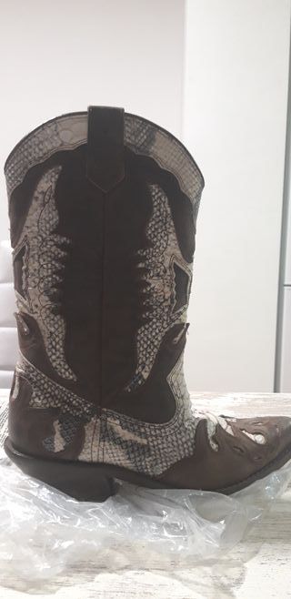 Botas Camperas Cowboy Kentucky\\'s western de segunda mano por 50 EUR en  Barcelona en WALLAPOP