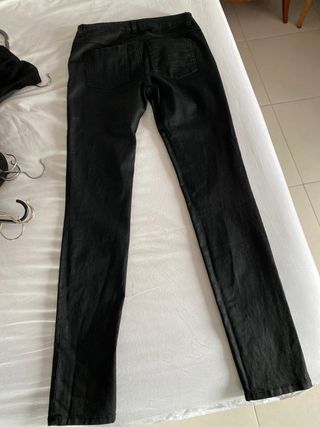 Pantalón negro encerado only de segunda mano por 15 EUR en Logroño en  WALLAPOP