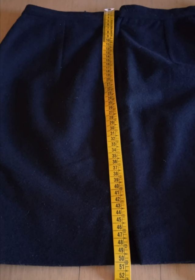 Traje-falda de mujer.