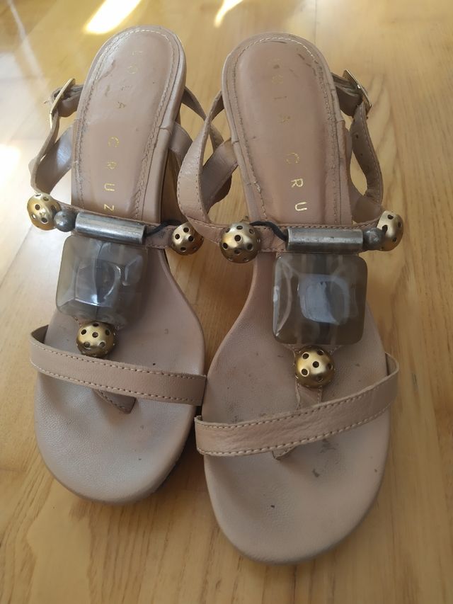 Preciosas y sofisticadas sandalias Lola Cruz.