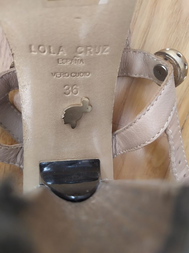 Preciosas y sofisticadas sandalias Lola Cruz.