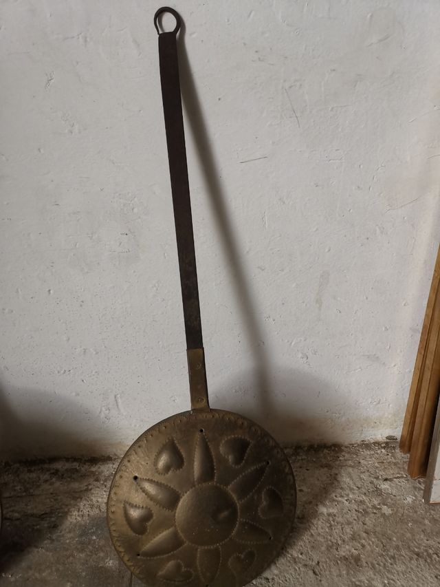 calentador de brasas antiguo de cobre