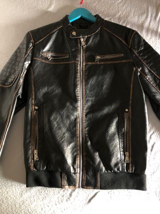 Chaqueta cuero de segunda mano por 25 EUR en Alzira en WALLAPOP