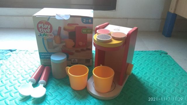 Cafetera de juguete de madera