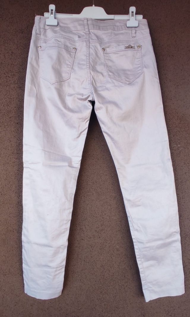 Pantalón pitillo Gris