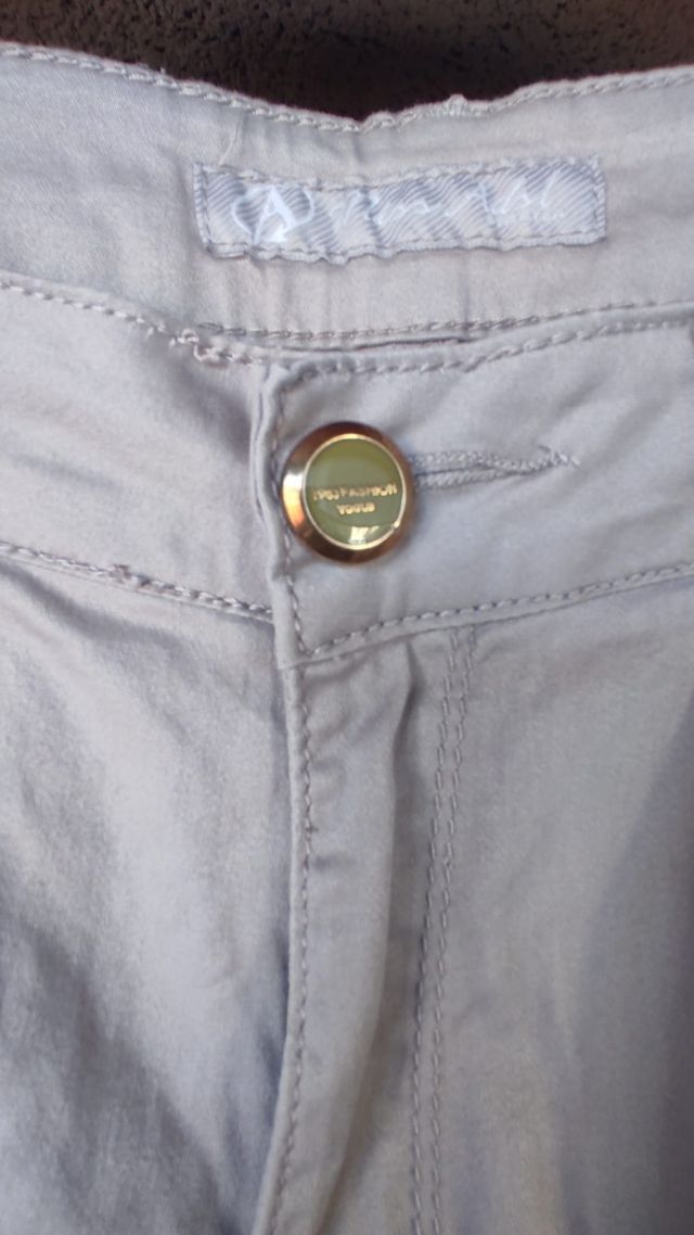 Pantalón pitillo Gris