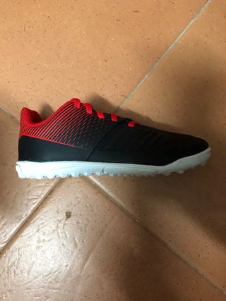 Botas futbol taco turf núm 27 de segunda mano por 8 EUR en Fonciello en  WALLAPOP