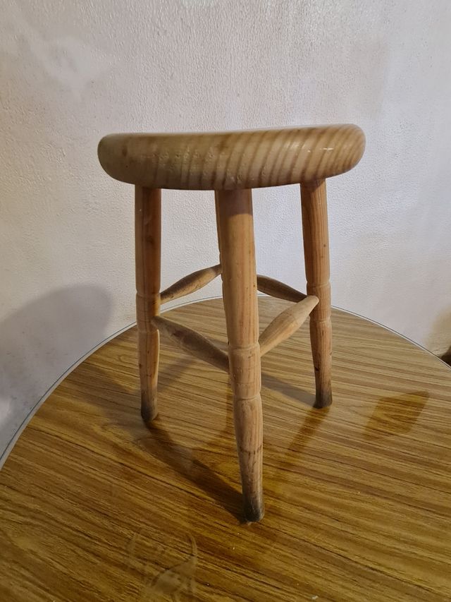 Sgabello in legno 