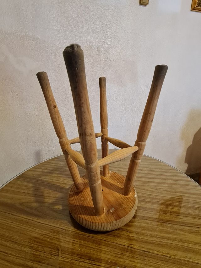 Sgabello in legno 