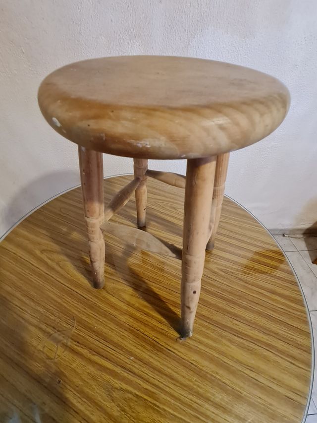 Sgabello in legno 
