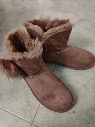 Botines tipo ugg de segunda mano por 10 EUR en Utebo en WALLAPOP