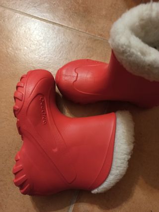 Botas botines de agua o nieve niños Decathlon de segunda mano por 9,9 EUR  en Moralzarzal en WALLAPOP