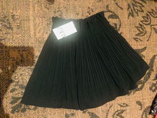 Falda plisada negra ZARA T.XS de segunda mano por 20 EUR en Mas D\\'en Serra  en WALLAPOP