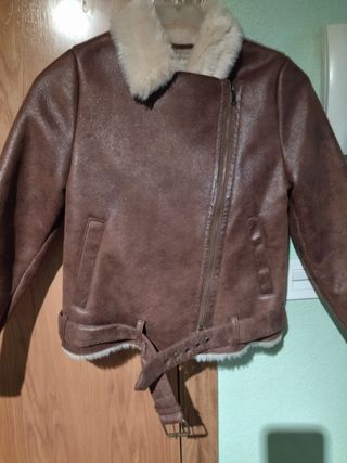 Cazadora niña de piel vuelta de Zara de segunda mano por 15 EUR en Palencia  en WALLAPOP