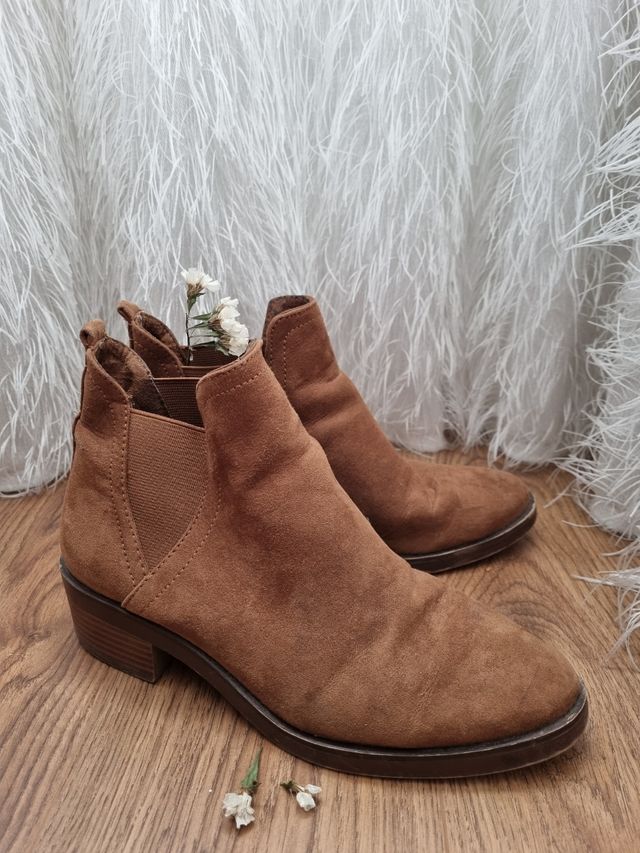 Botines ante marrones. Stradivarius. Talla 39